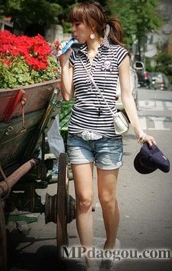 牛仔+手袋混搭 十足街头时尚