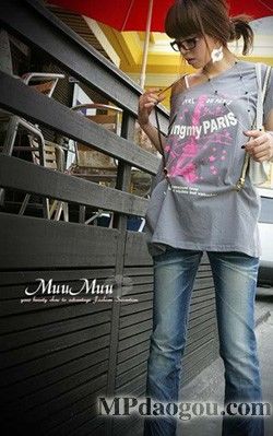 牛仔+手袋混搭 十足街头时尚