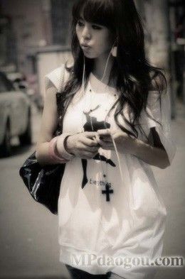 牛仔+手袋混搭 十足街头时尚