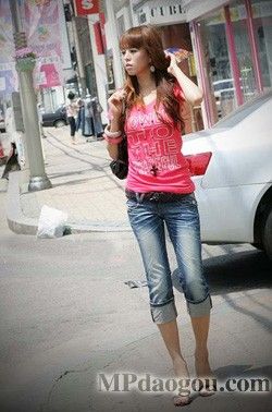 牛仔+手袋混搭 十足街头时尚