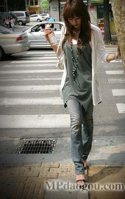 牛仔+手袋混搭 十足街头时尚