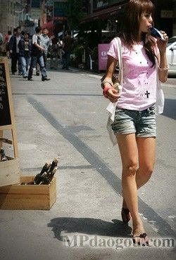 牛仔+手袋混搭 十足街头时尚