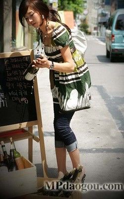 牛仔+手袋混搭 十足街头时尚