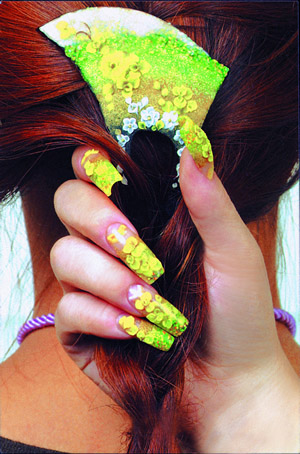 美甲:让鲜花绽放在你的指尖