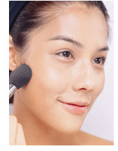 美女示范:轻松打造清爽妆容